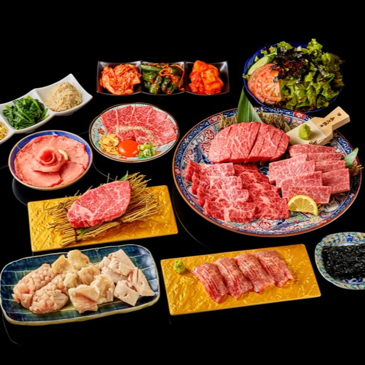 「神户牛肉套餐] 15 道菜菜单，包括招牌菜 "幻影生原味"、A5 级夏多布里牛排、特级绍唐牛肉、神户牛肉拼盘、香煎和牛寿司等。」