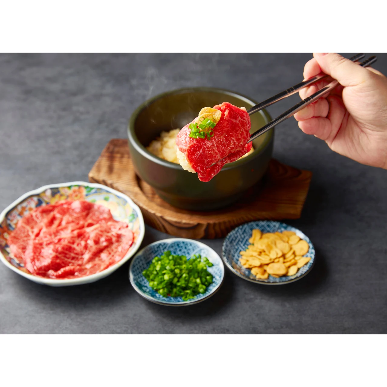 「石锅生拌牛肉蒜香饭」